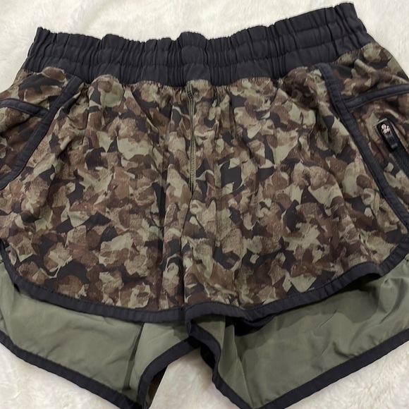Lululemon running shorts, size 8 with side zipper pocket - Picture 1 of 3